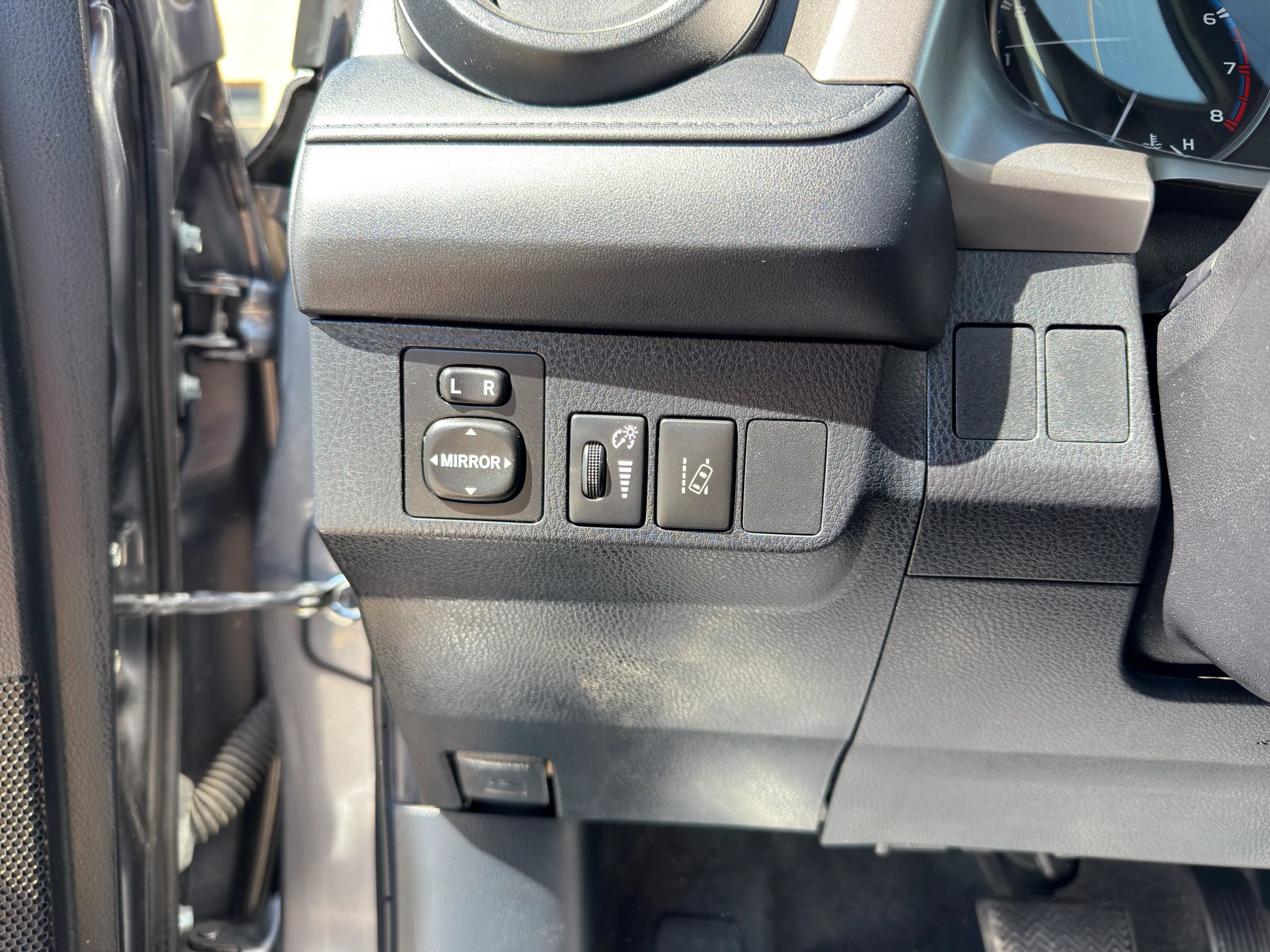Used 2018 Toyota RAV4 LE image 22