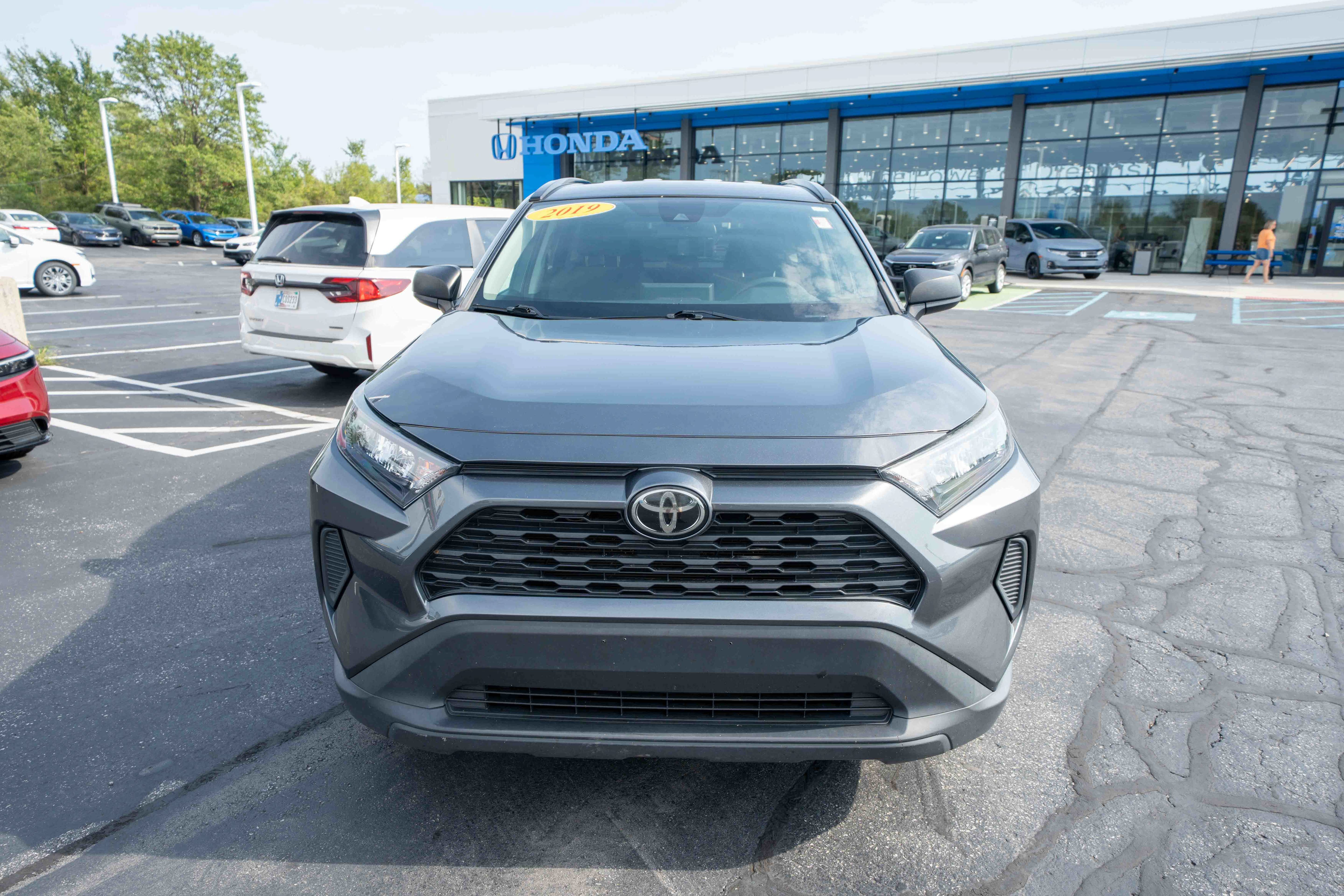 Used 2019 Toyota RAV4 LE AWD/4WD image 2