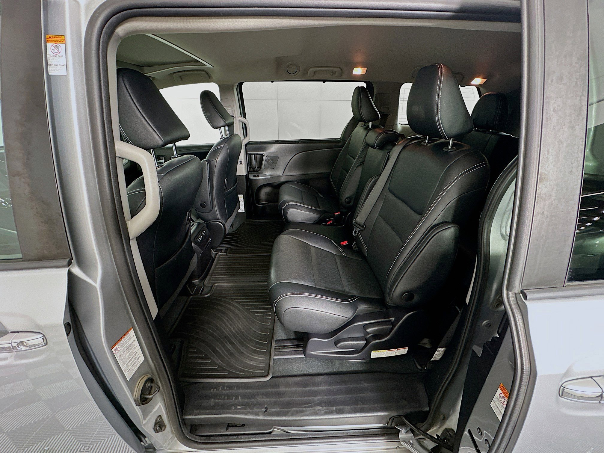 Used 2020 Toyota Sienna SE w/ SE Preferred Package image 28