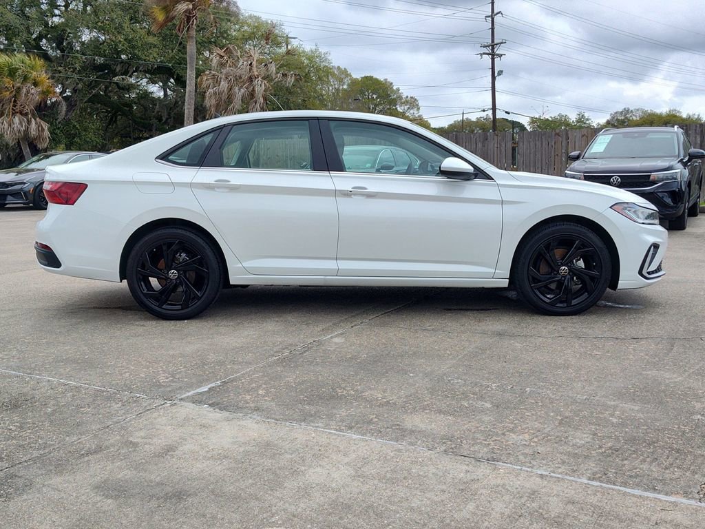 Used 2025 Volkswagen Jetta SE w/ Black Wheel Package image 12