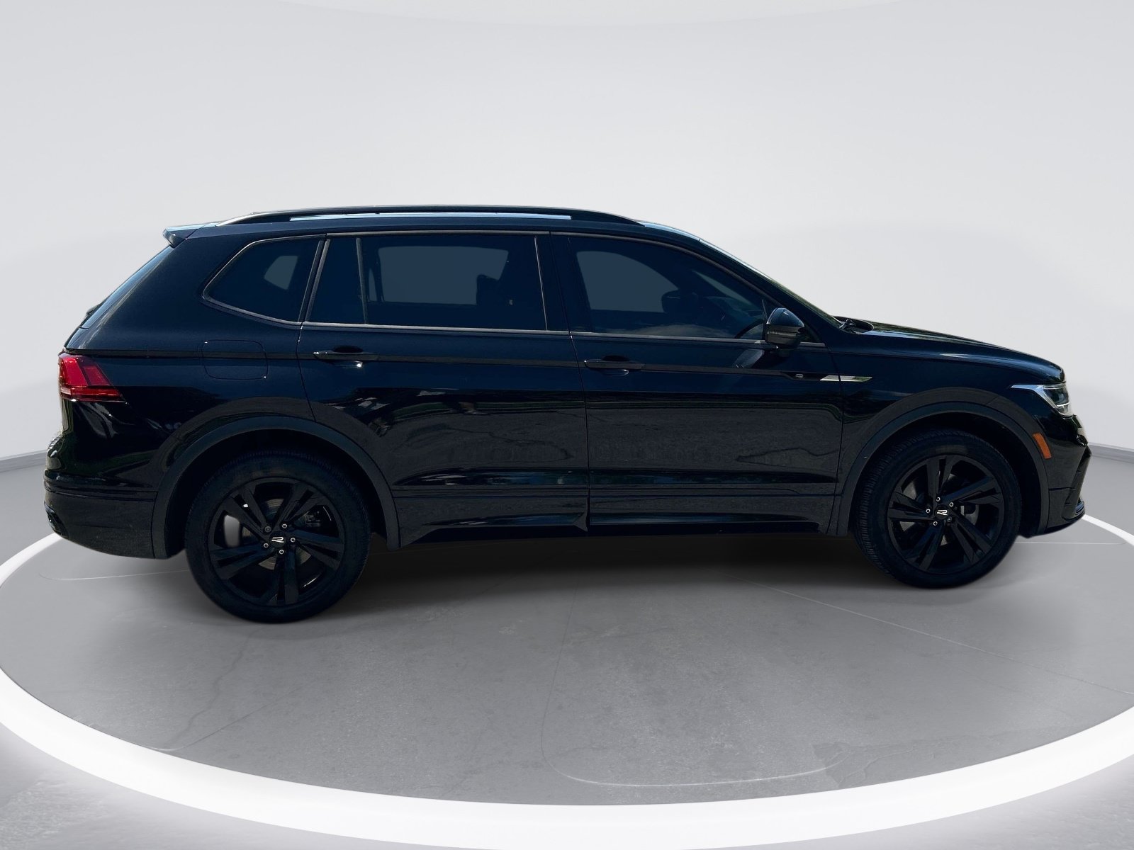 Used 2024 Volkswagen Tiguan SE R-Line FWD image 10