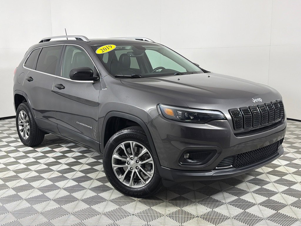 Used 2019 Jeep Cherokee Latitude Plus w/ Comfort/Convenience Group image 2