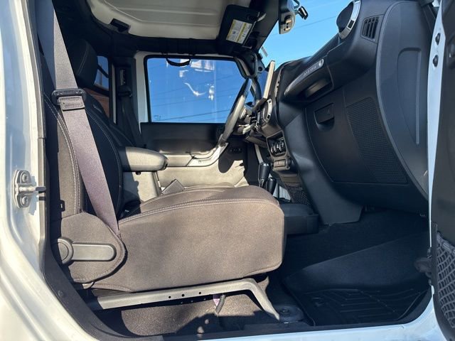 Used 2016 Jeep Wrangler Unlimited Sahara w/ Connectivity Group image 31