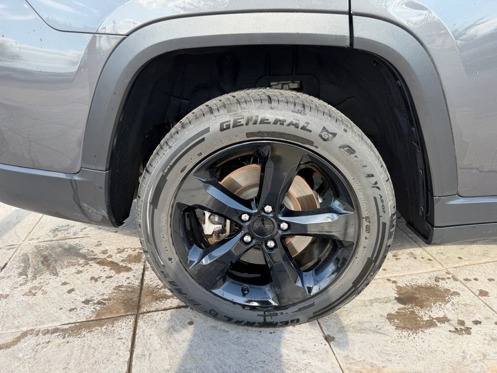 Used 2023 Jeep Grand Cherokee L Laredo image 11