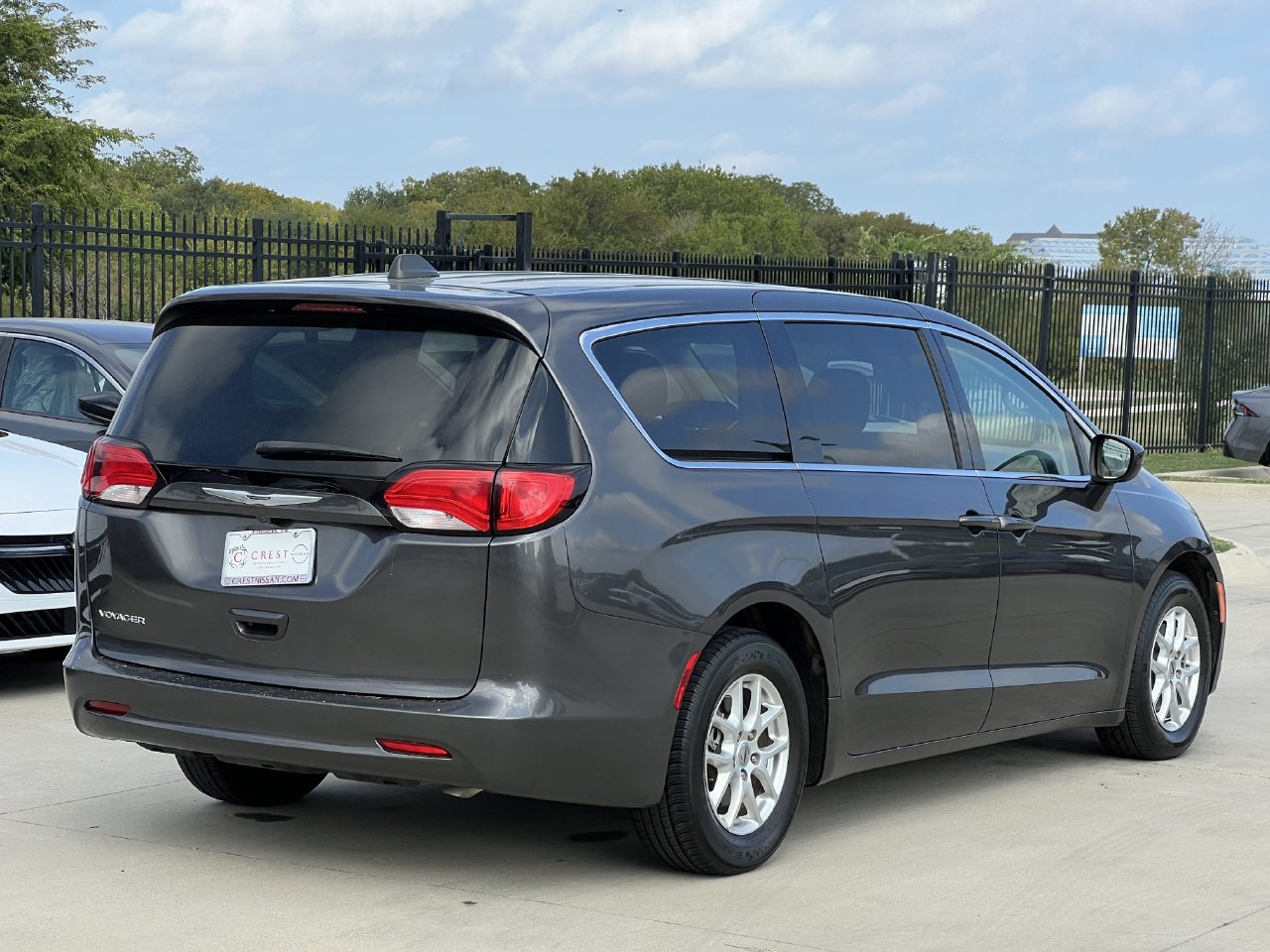 Used 2022 Chrysler Voyager LX FWD image 4