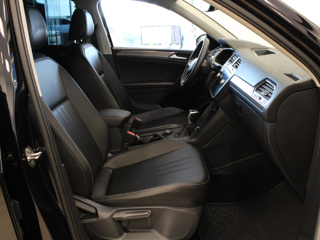Used 2022 Volkswagen Tiguan SE AWD/4WD image 18