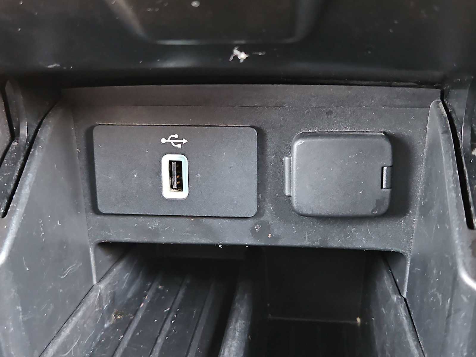 Used 2018 Ford Explorer XLT w/ Equipment Group 202A FWD image 31