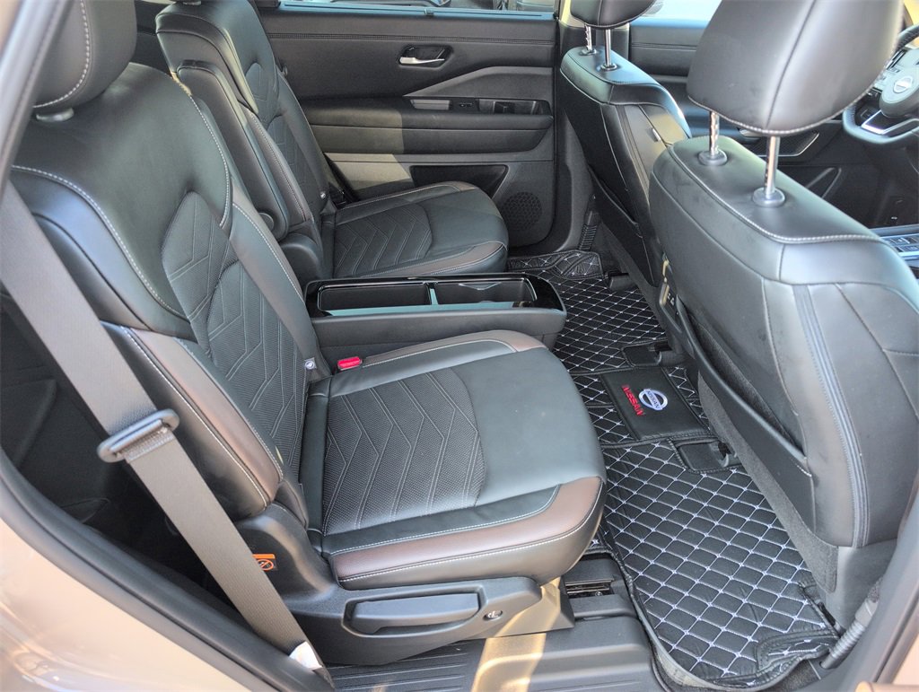 Used 2024 Nissan Pathfinder Platinum image 33