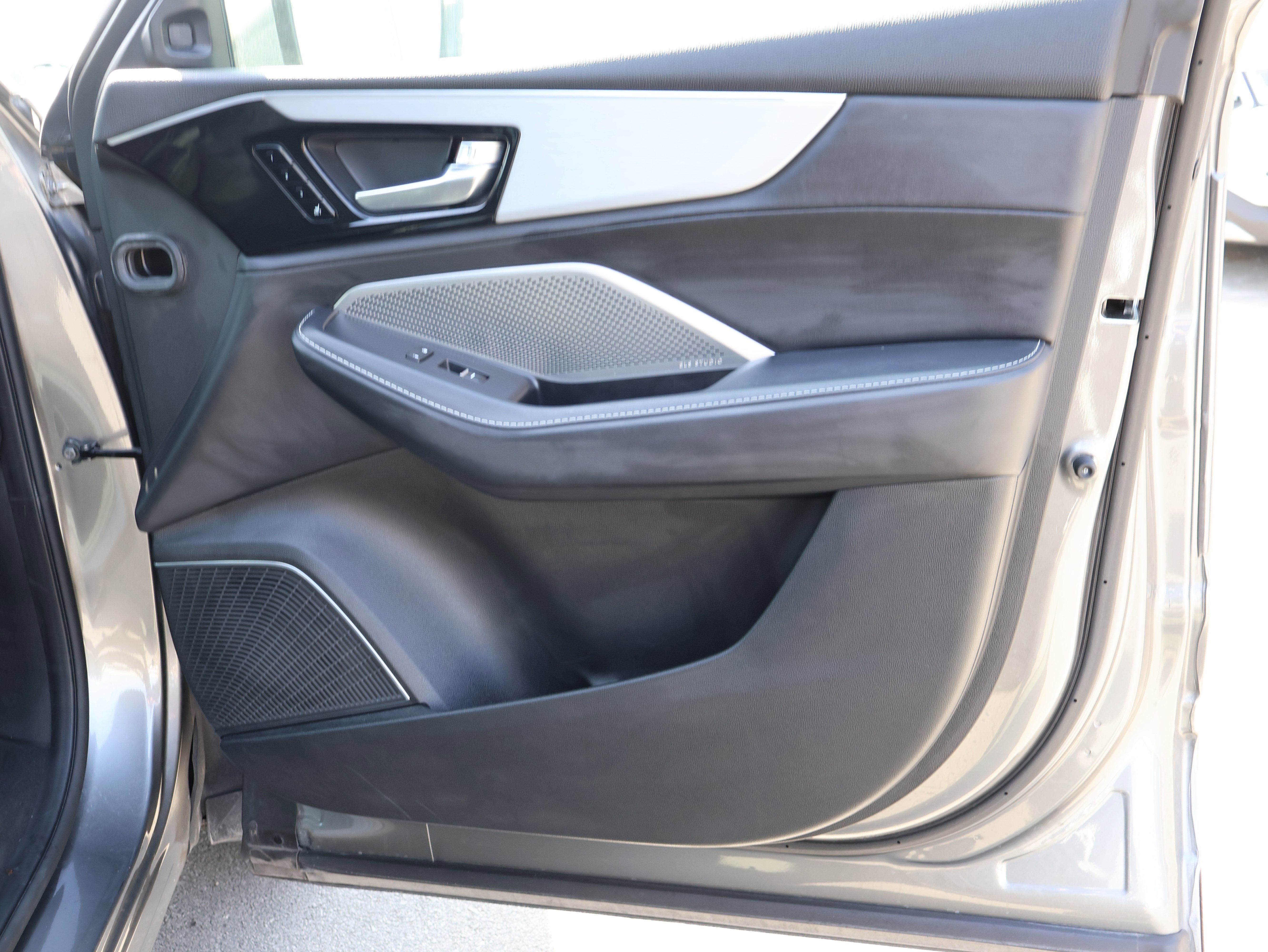 Used 2023 Acura MDX SH-AWD w/ Technology Package image 9