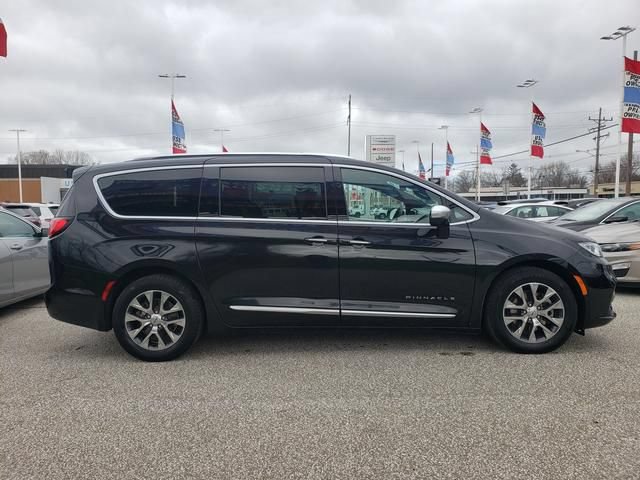 Used 2022 Chrysler Pacifica Pinnacle FWD image 2