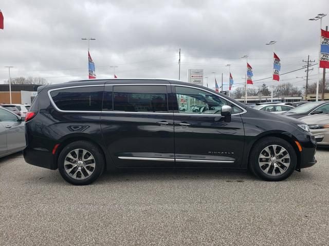 Used 2022 Chrysler Pacifica Pinnacle image 2