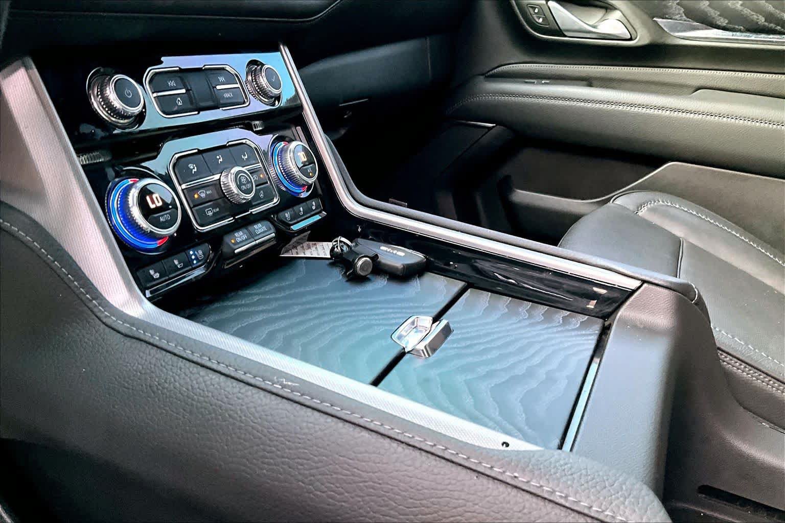 Used 2024 GMC Yukon XL Denali w/ Advanced Technology Package AWD/4WD image 16