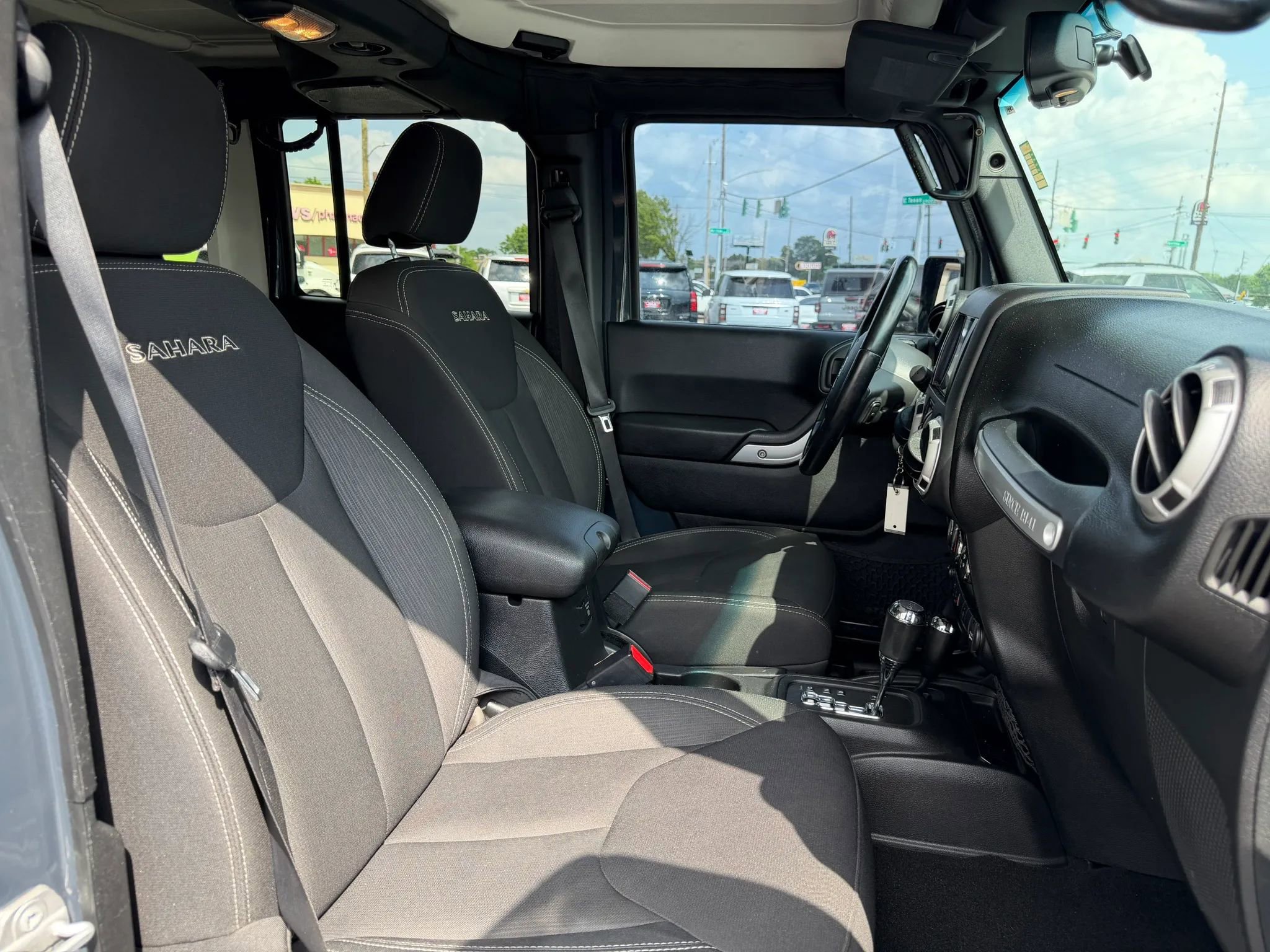 Used 2016 Jeep Wrangler Unlimited Sahara w/ Connectivity Group AWD/4WD image 10