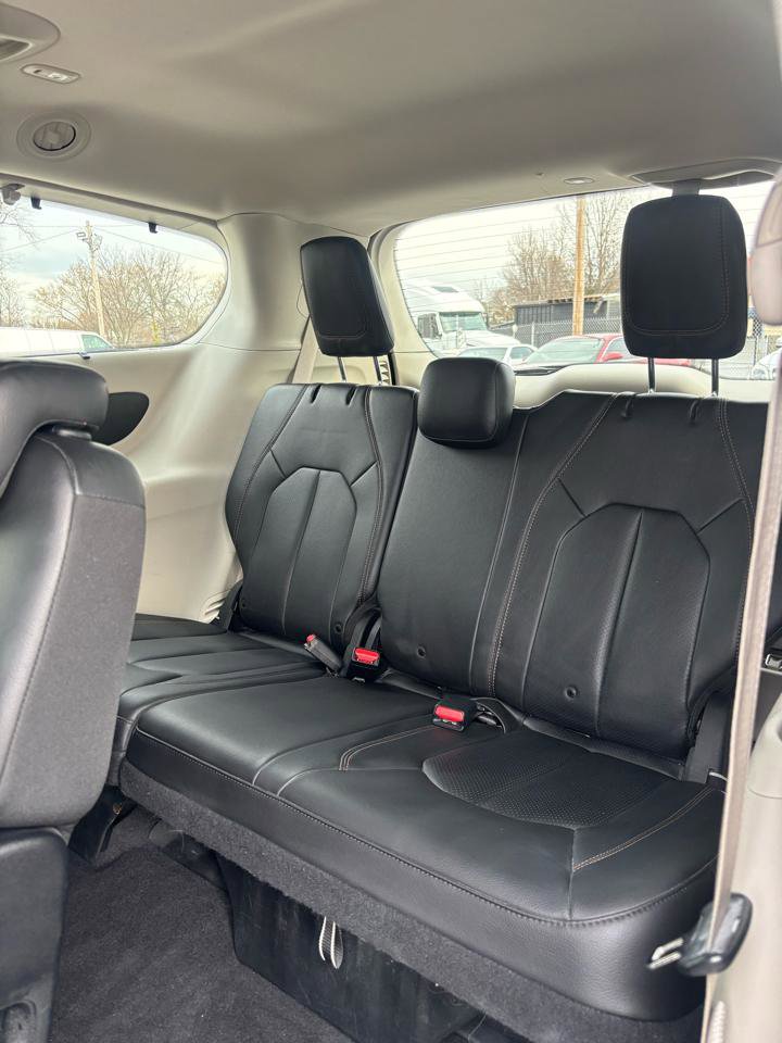 Used 2019 Chrysler Pacifica Touring-L w/ Advanced Safetytec Group image 14