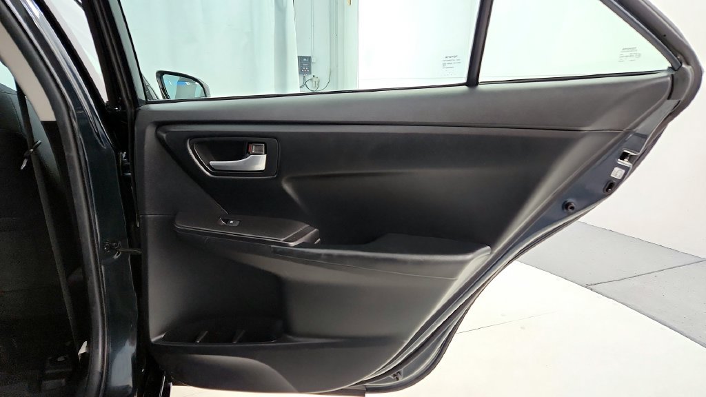 Used 2015 Toyota Camry LE w/ Moonroof Package FWD image 18