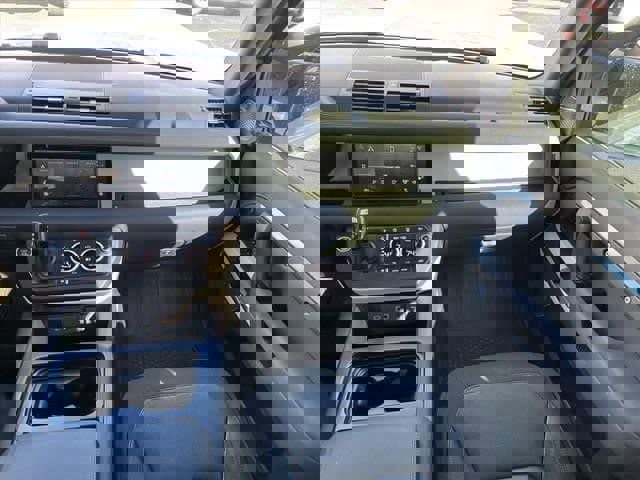 Used 2020 Land Rover Defender 110 SE image 11