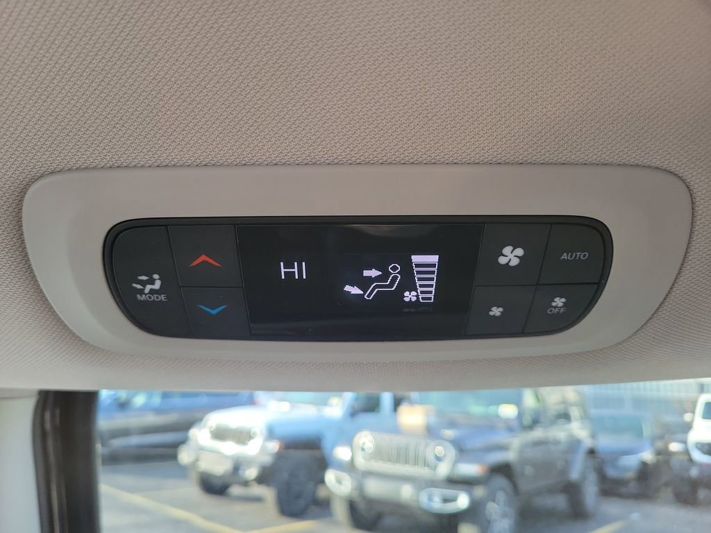 Used 2024 Chrysler Pacifica Touring-L image 19