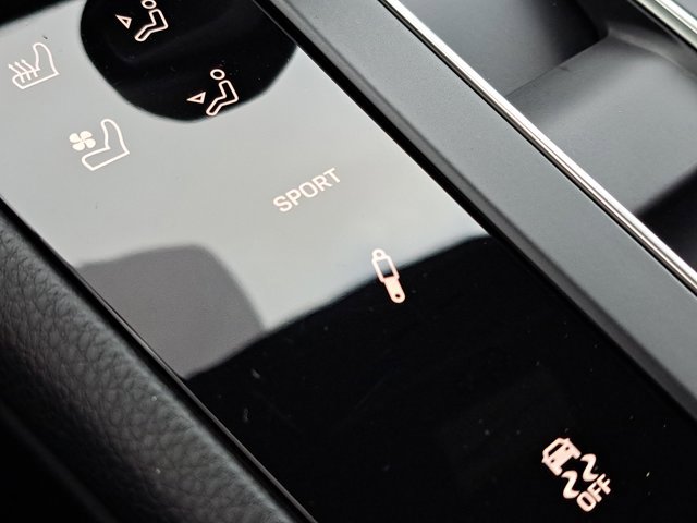 Certified 2025 Porsche Macan AWD/4WD image 32