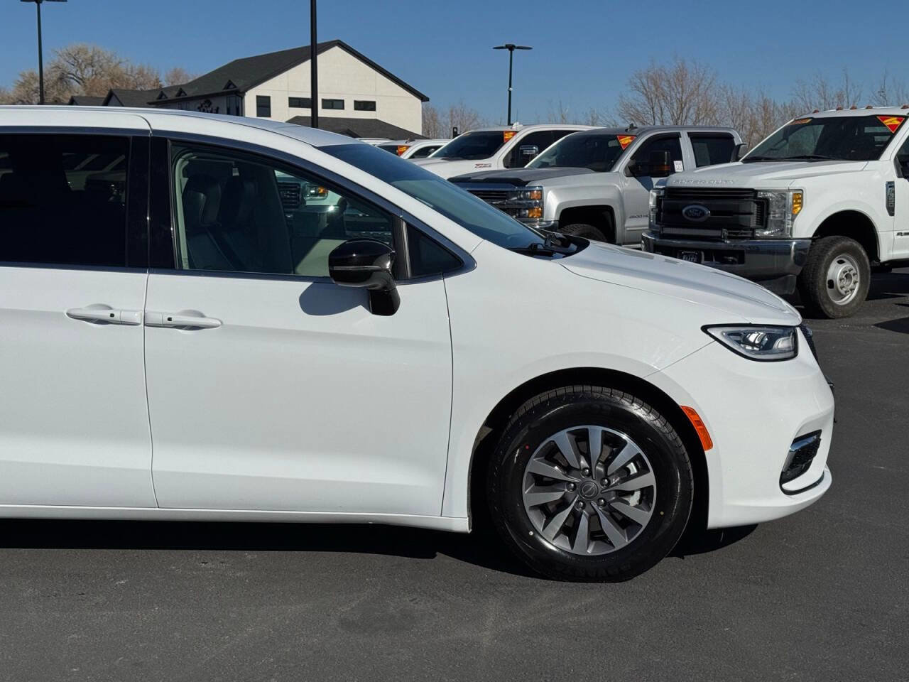 Used 2024 Chrysler Pacifica Limited image 4