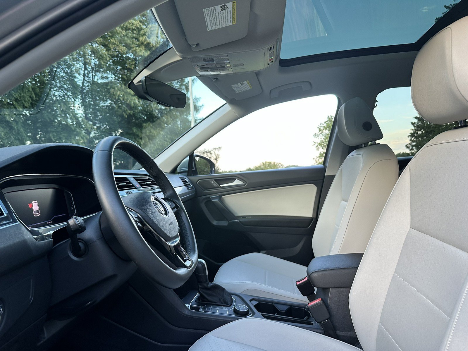 Used 2020 Volkswagen Tiguan SEL AWD/4WD image 16