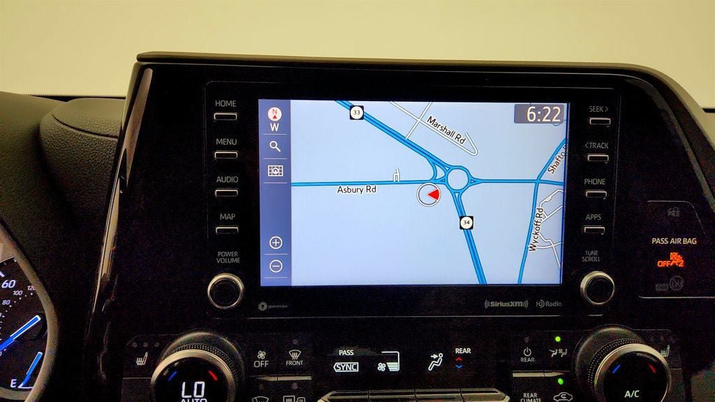 Used 2020 Toyota Highlander XLE FWD image 18