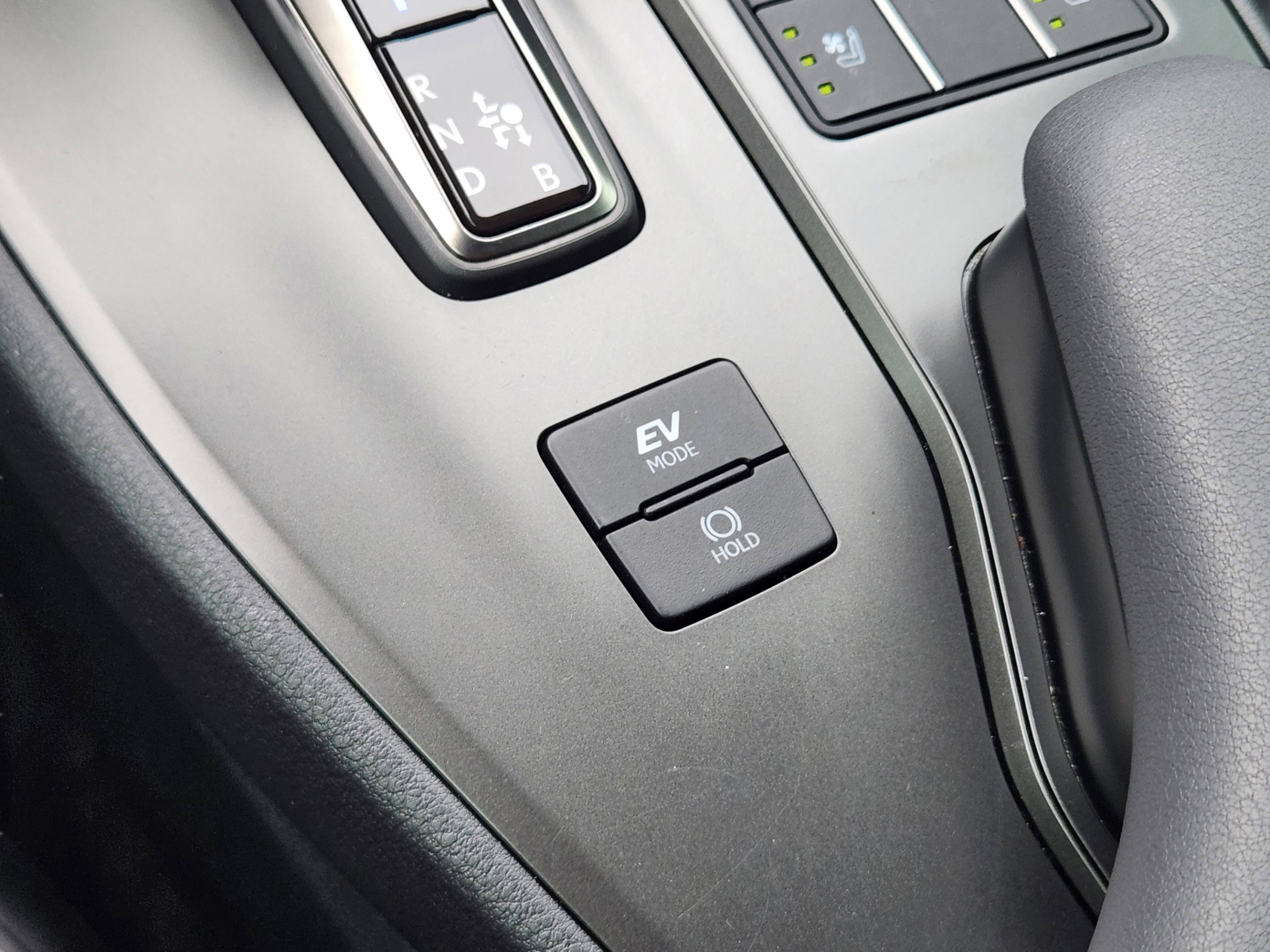 Used 2025 Lexus UX 300h FWD image 13