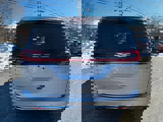 Used 2024 Chrysler Pacifica Touring-L image 6