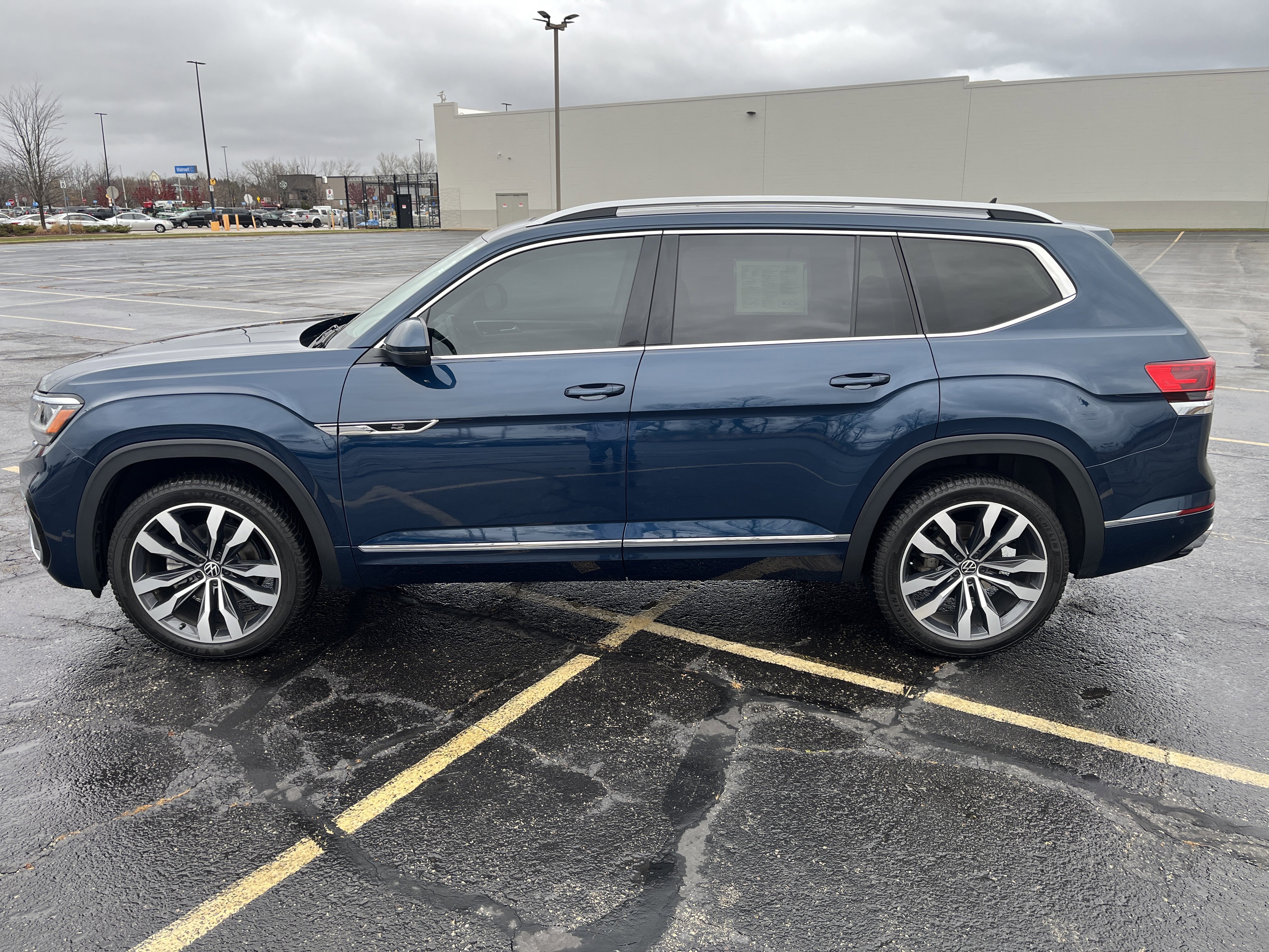 Used 2021 Volkswagen Atlas SEL Premium image 3