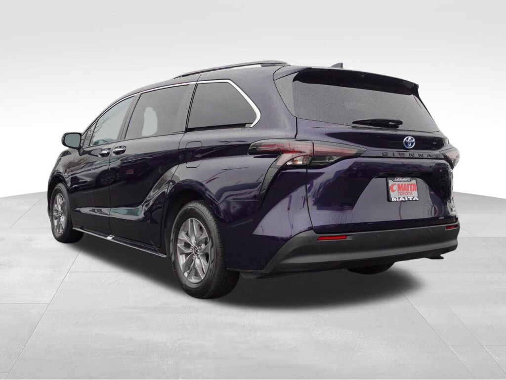 Certified 2024 Toyota Sienna XLE image 6