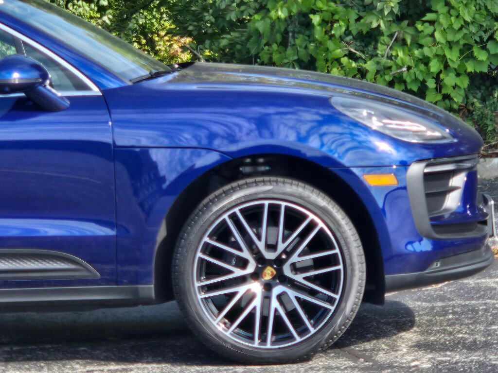 Certified 2025 Porsche Macan image 13