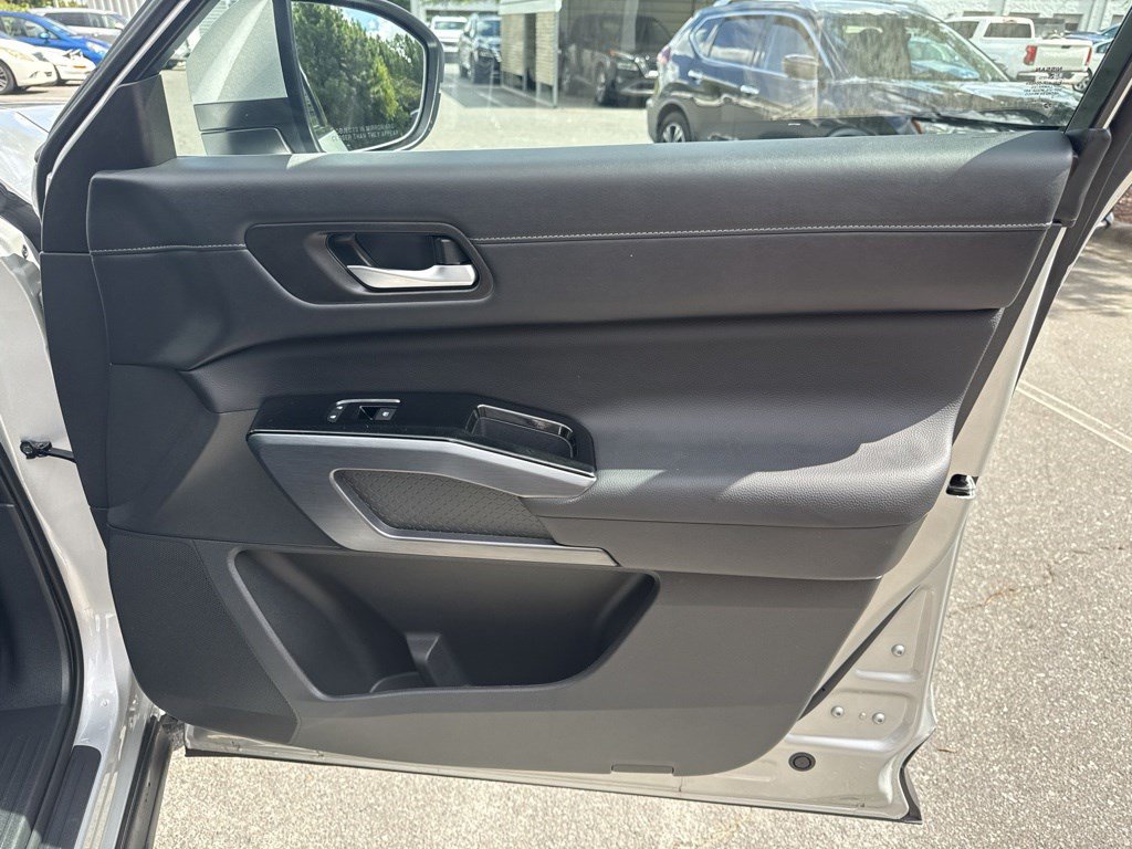 Used 2025 Nissan Pathfinder SL w/ Black Appearance Package FWD image 35