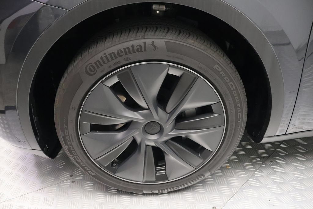 Used 2025 Tesla Model Y Long Range RWD image 4