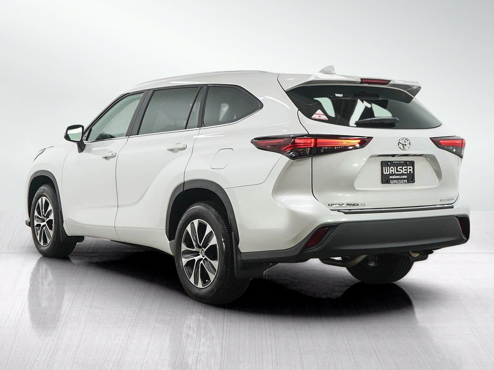 Used 2024 Toyota Highlander XLE AWD/4WD image 3