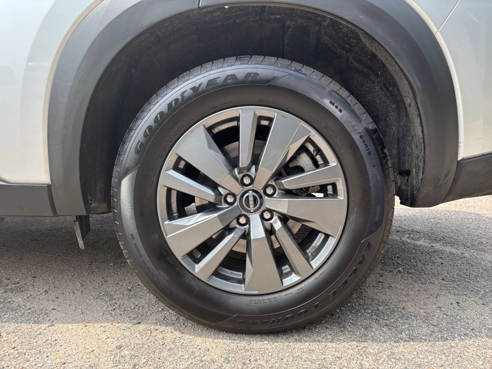 Used 2025 Nissan Pathfinder SV FWD image 28