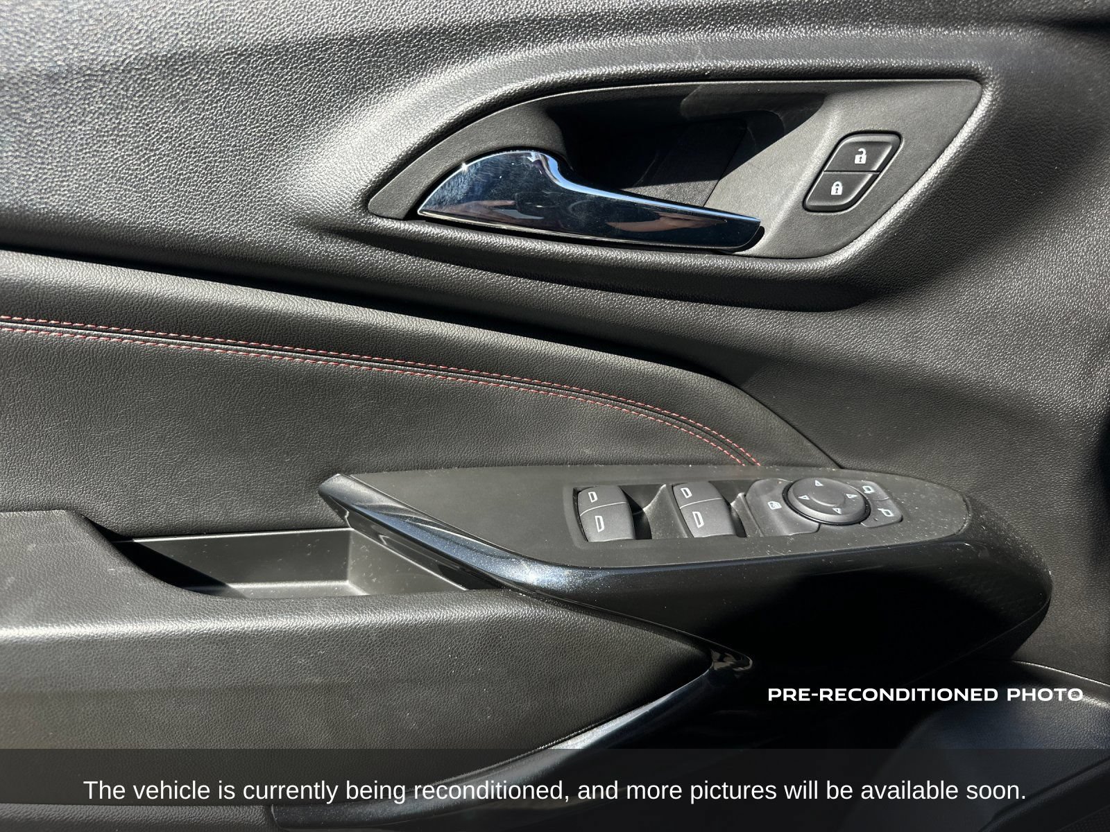 Used 2025 Chevrolet Trax RS w/ Sunroof Package FWD image 13