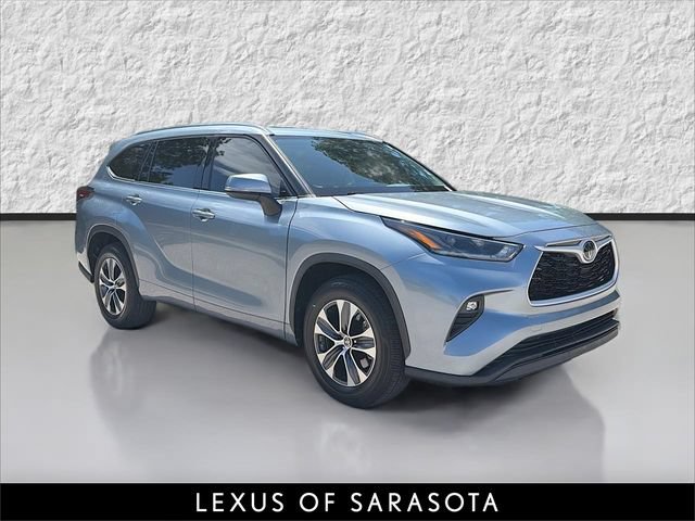Used 2021 Toyota Highlander XLE FWD image 1