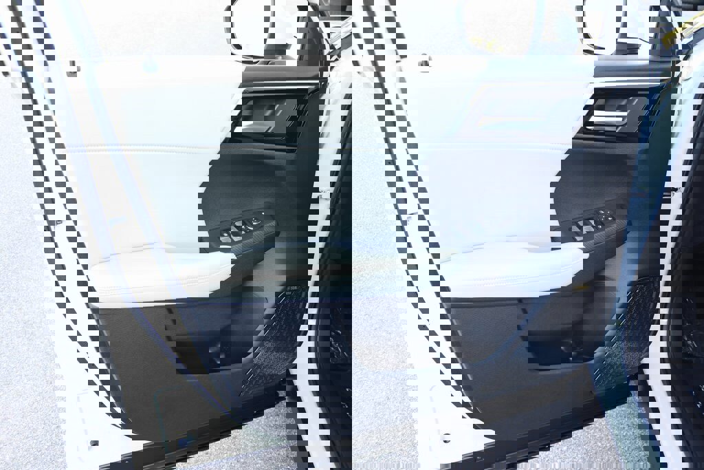 Used 2025 Mitsubishi Outlander SE image 23