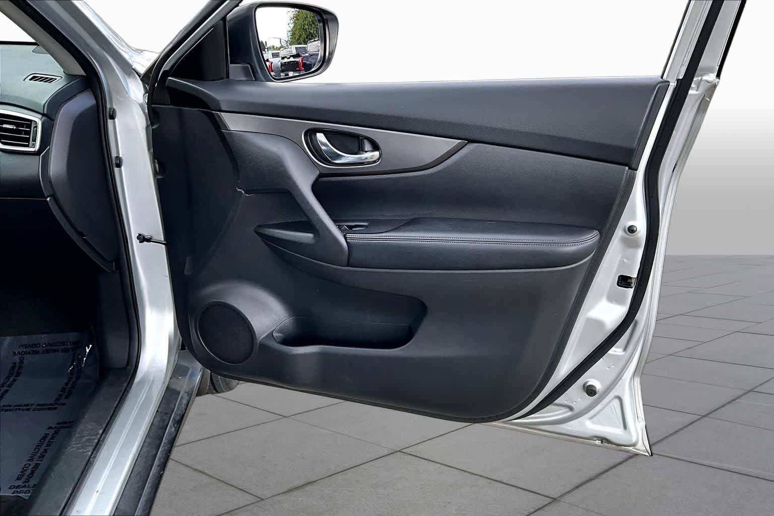 Used 2015 Nissan Rogue S FWD image 22