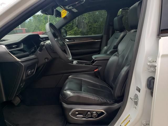 Used 2023 Jeep Grand Cherokee Overland w/ Luxury Tech Group IV AWD/4WD image 10