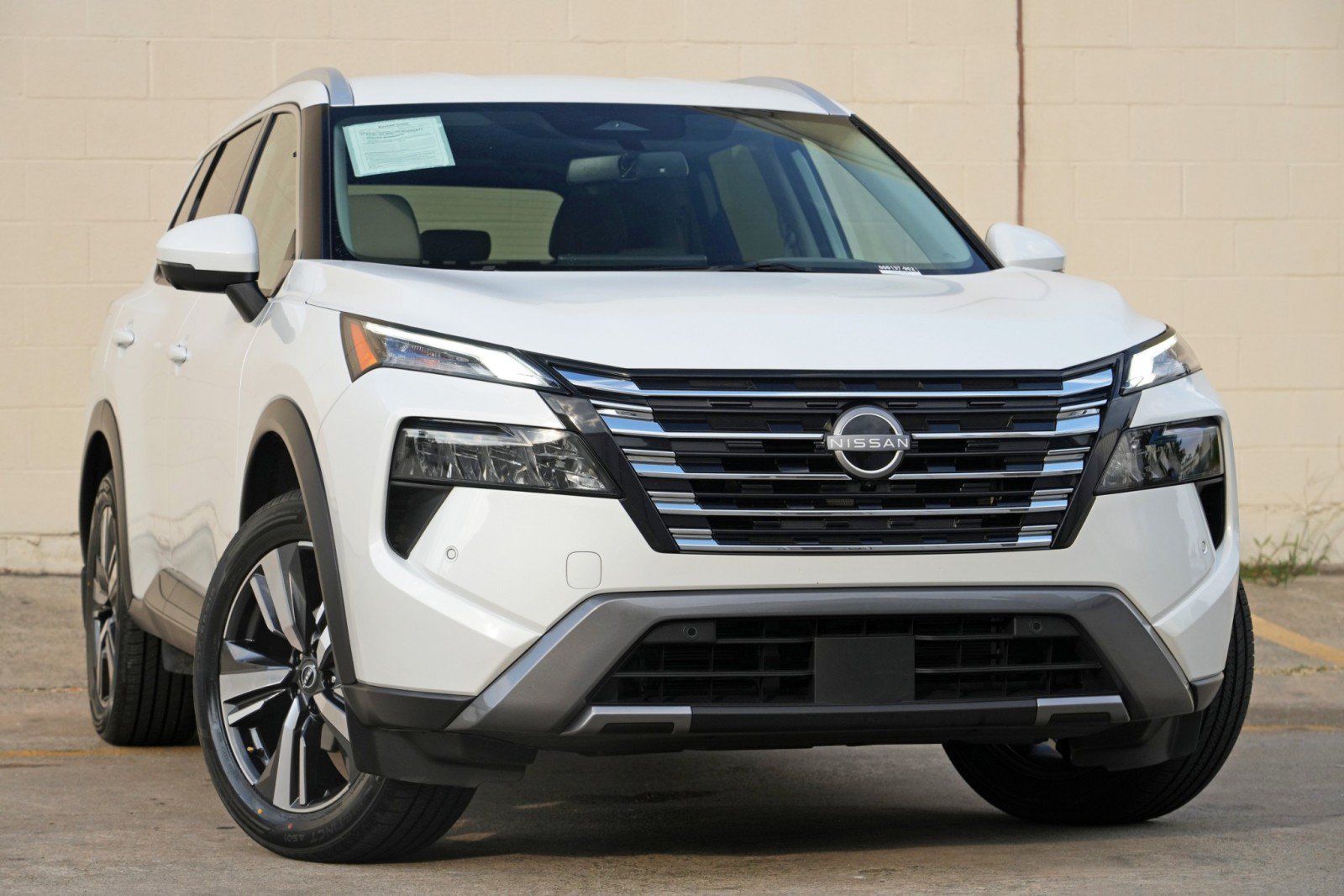 Used 2025 Nissan Rogue SL FWD image 2