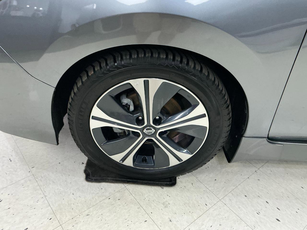 Used 2020 Nissan Leaf SV w/ SV Technology Package image 6