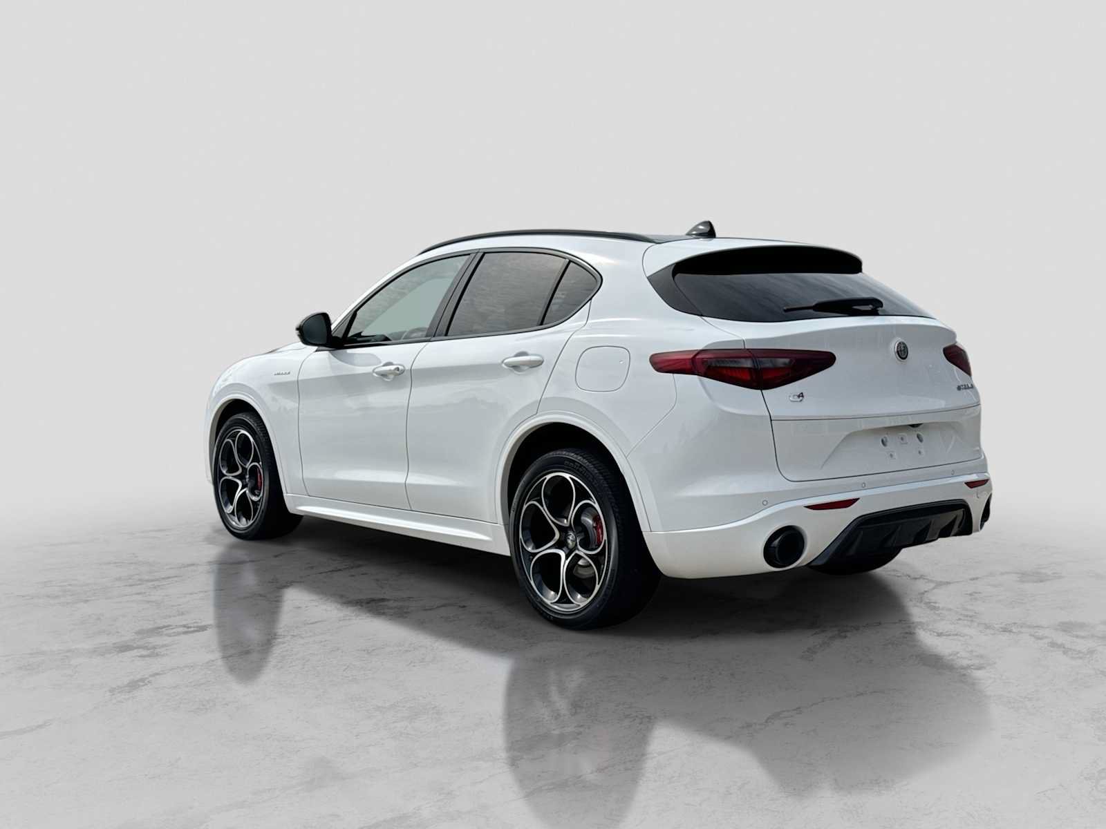 Used 2023 Alfa Romeo Stelvio Veloce AWD/4WD image 4