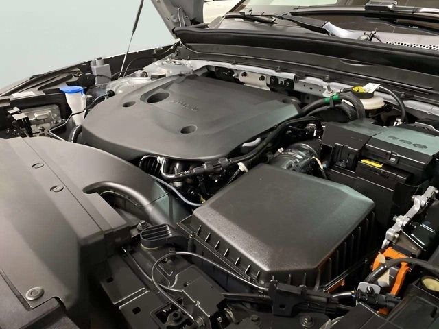 Used 2025 Volvo XC40 B5 Plus AWD/4WD image 11