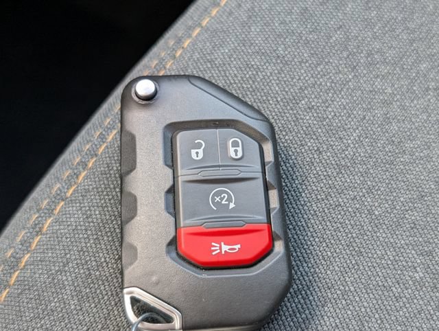 Used 2025 Jeep Wrangler Unlimited Sahara AWD/4WD image 28