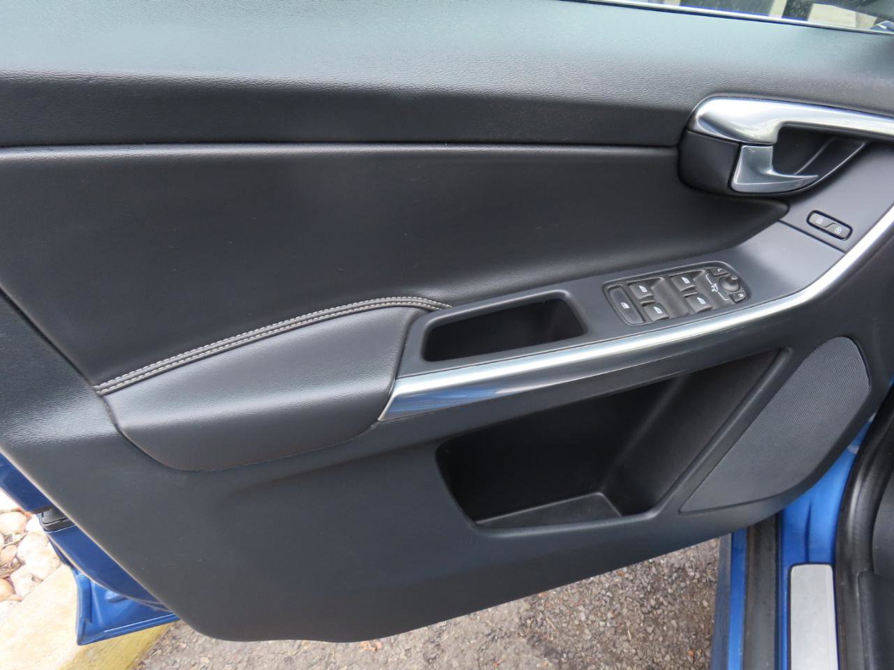 Used 2017 Volvo XC60 T6 R-Design w/ Climate Package image 7