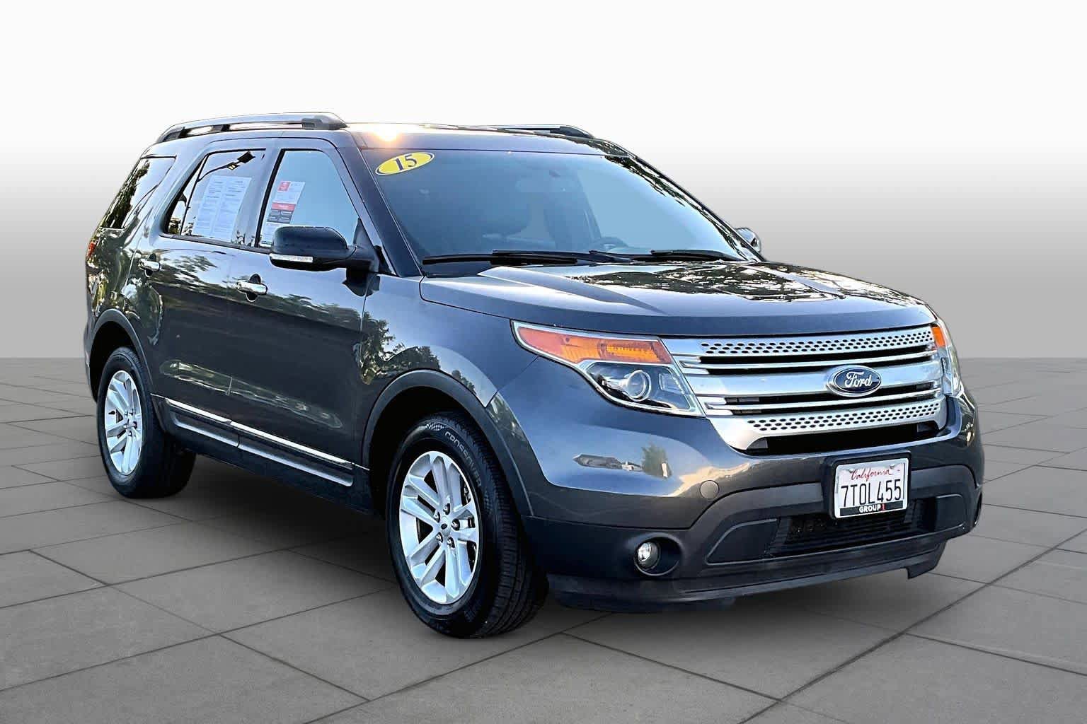 Used 2015 Ford Explorer XLT w/ Equipment Group 202B FWD image 2