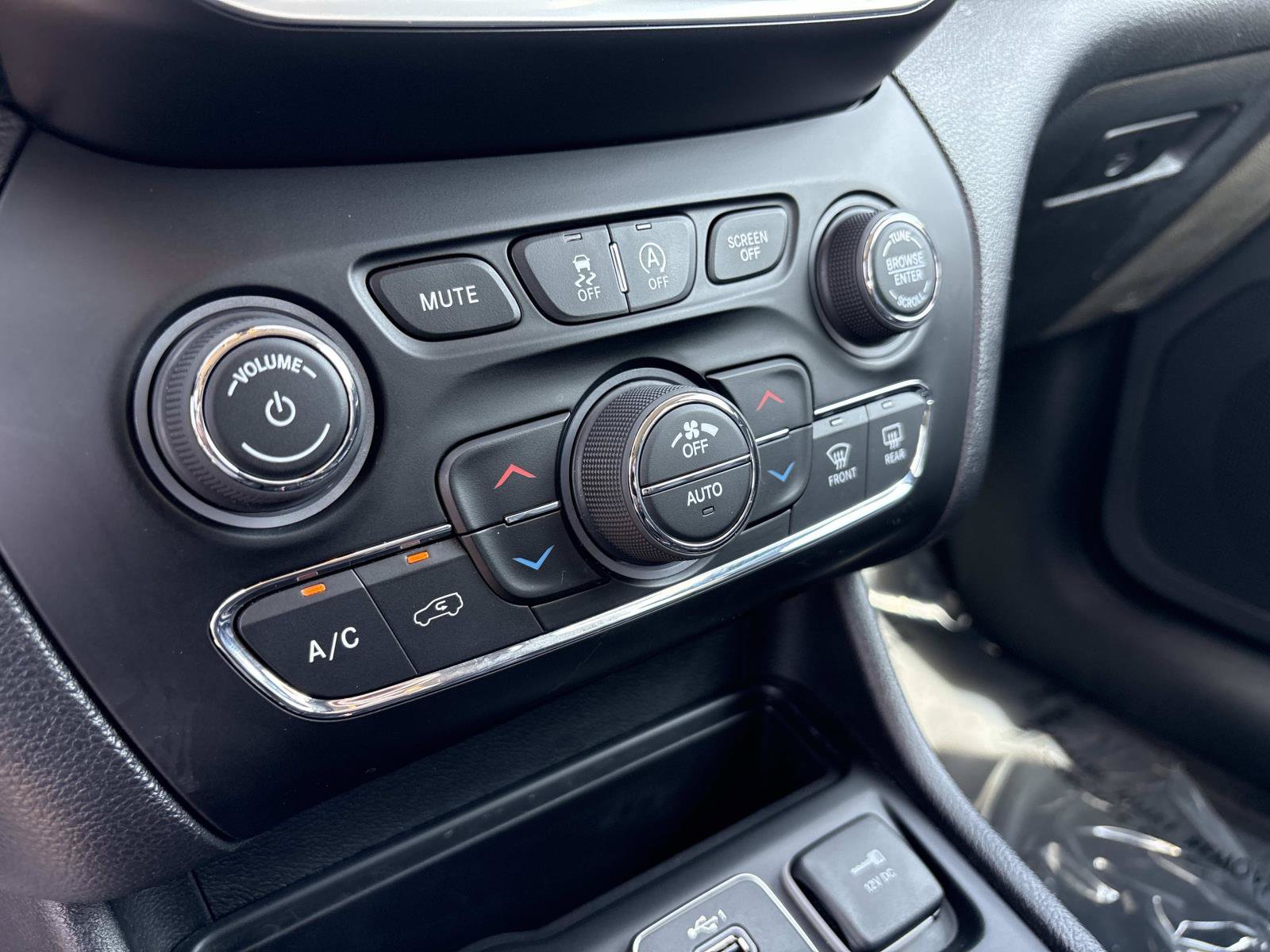 Used 2019 Jeep Cherokee Latitude Plus w/ Comfort/Convenience Group FWD image 24
