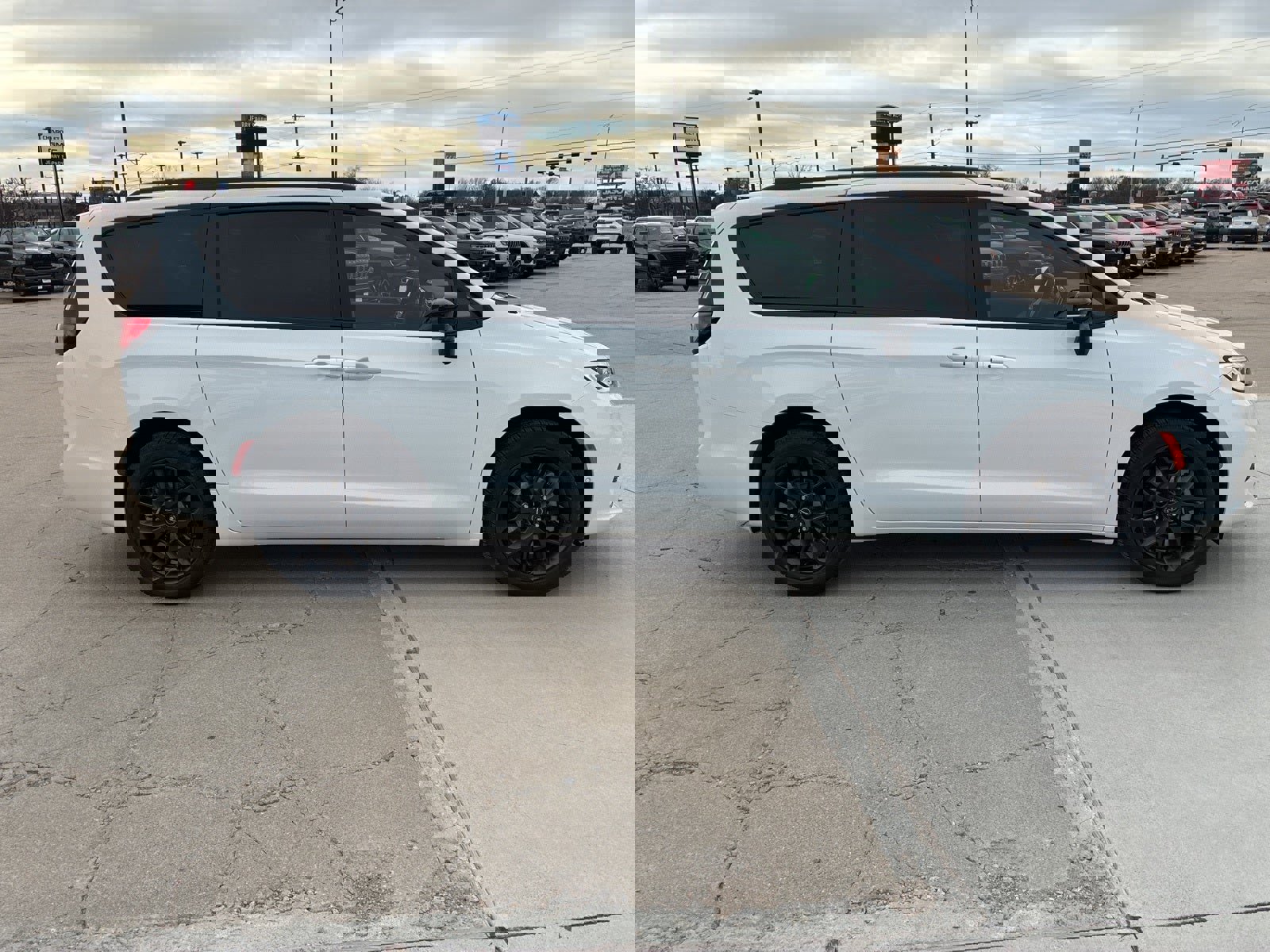 New 2026 Chrysler Pacifica Limited w/ Uconnect Theater Family Group image 8