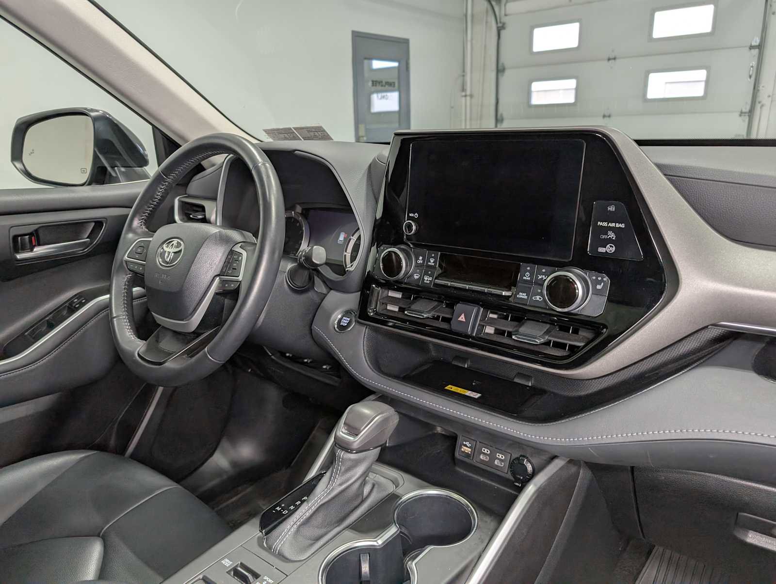 Used 2023 Toyota Highlander XLE image 47