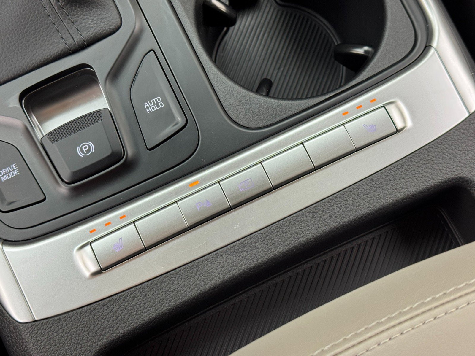 Used 2025 Kia Carnival FWD image 31